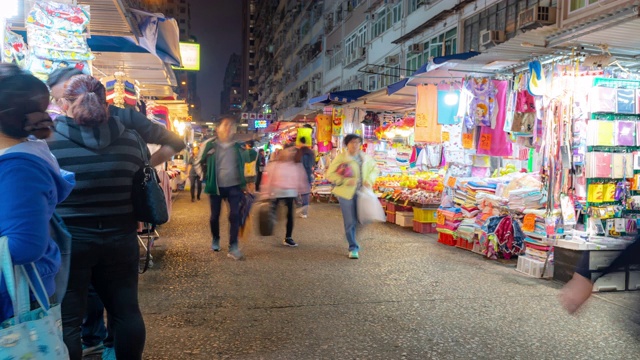 香港九龙弥敦道旺角花苑跳蚤市场夜间游人拥挤视频素材