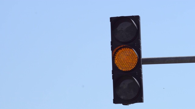 道路上方的红绿灯控制着道路。特写镜头。改变交通灯。交通规则和驾驶安全视频素材