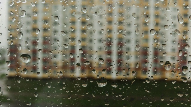 大雨天，大雨落在窗户表面视频素材