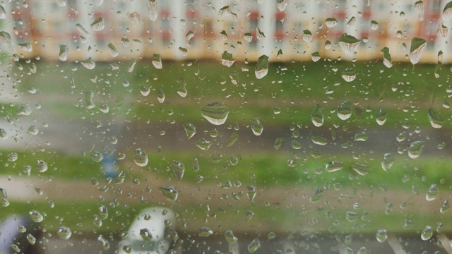 大雨天，大雨落在窗户表面视频素材