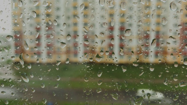 大雨天，大雨落在窗户表面视频素材