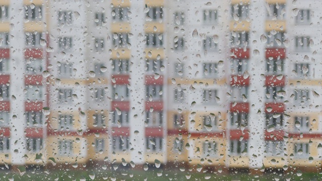 大雨天，大雨落在窗户表面视频素材