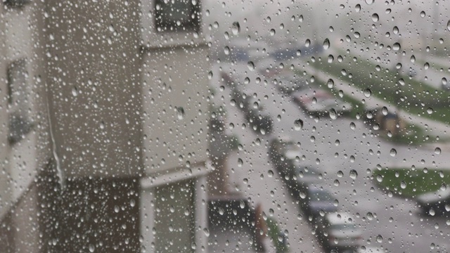 大雨天，大雨落在窗户表面视频素材