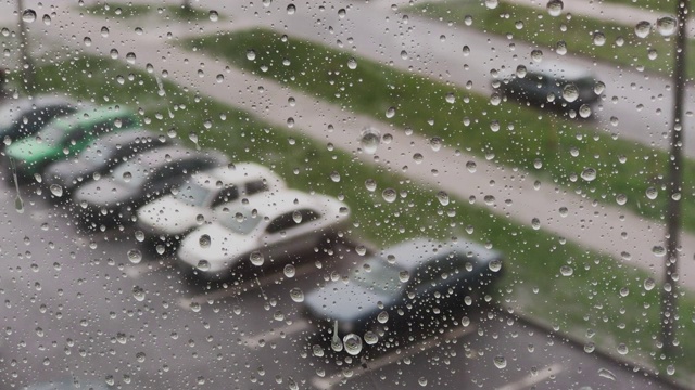 大雨天，大雨落在窗户表面视频素材