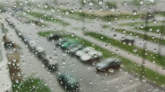 大雨天，大雨落在窗户表面视频素材