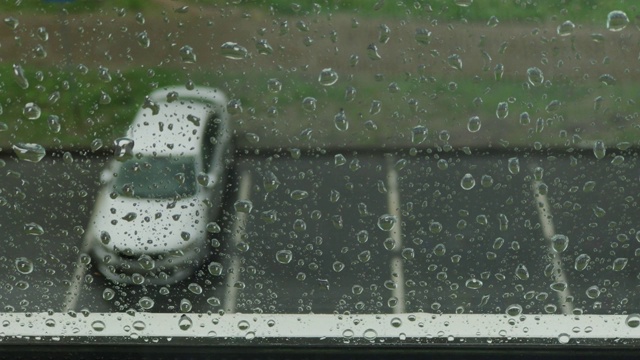 大雨天，大雨落在窗户表面视频素材