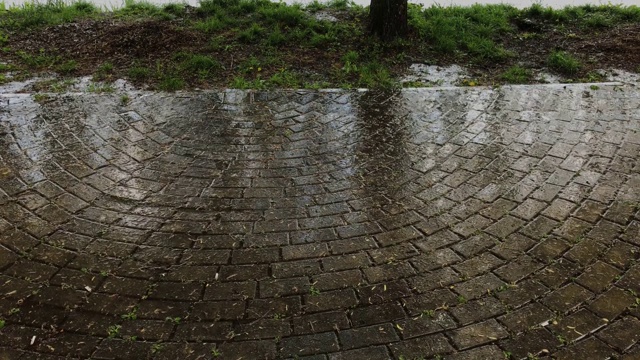 大雨倾泻在地砖上。阴暗的天气视频素材