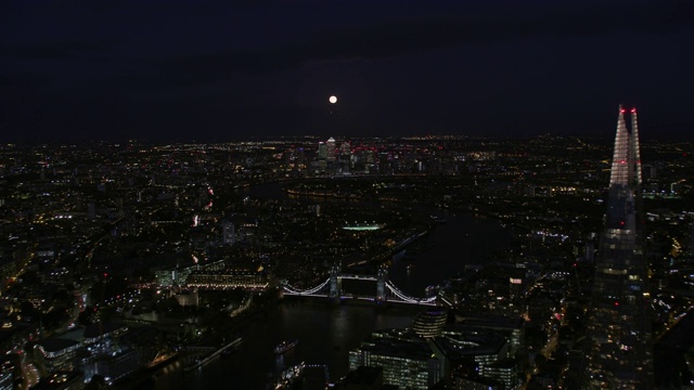 空中夜景月亮和照亮了伦敦的天际线视频素材