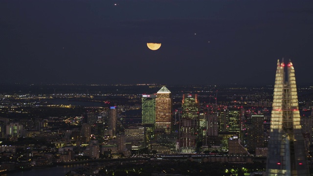 鸟瞰伦敦金丝雀码头夜景视频素材