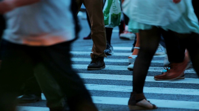 日本东京，人们正在穿过涩谷的十字路口视频素材