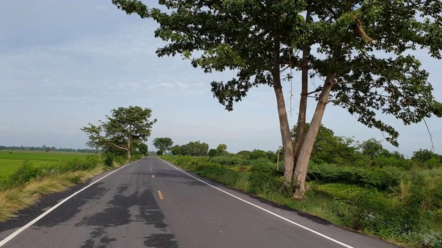 在乡下的柏油路上开车视频素材