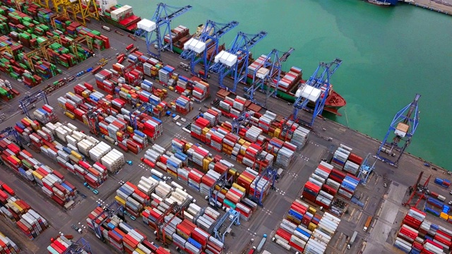 航拍俯视图集装箱货轮在城市进出口业务及物流国际货物。泰国春武里林查邦的吊车将货物运往港口视频素材