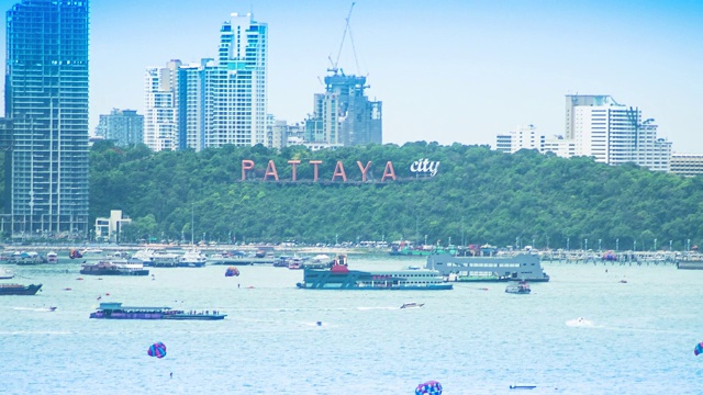 白天的芭堤雅，可以看到海岸线、海滩、海面上漂浮的船只和摩天大楼。视频素材