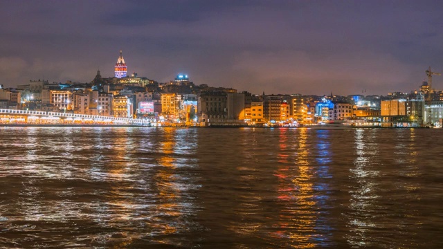 土耳其伊斯坦布尔，博斯普鲁斯海峡，夜景加拉塔和漂浮的游船视频素材