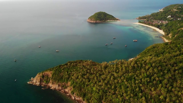 无人机拍摄的小马岛，高攀干泰国。异国情调的海岸全景景观，梅哈德海滩，夏日。珊瑚间的沙径。生动的海景，上面是山上的椰子树视频素材