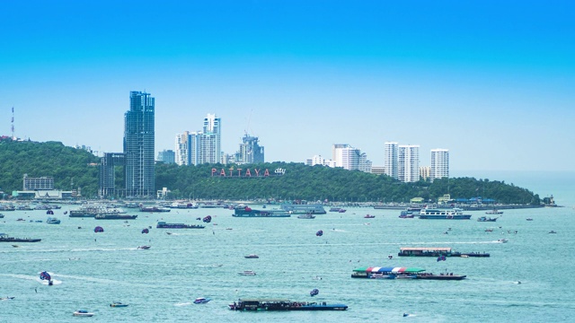 白天的芭堤雅，可以看到海岸线、海滩、海面上漂浮的船只和摩天大楼。视频素材