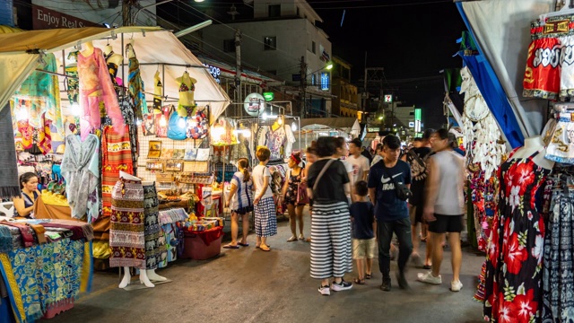 延时拍摄:游客参观华欣夜市。对外国和当地游客来说都是著名的地方。视频素材