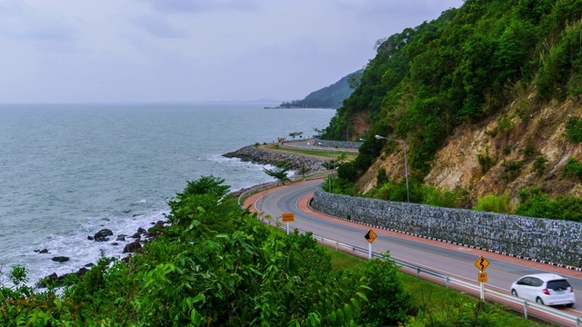 延时:从泰国东部的Chanthaburi Noen Nangphaya观景台出发的Chalerm Burapha Chonlathit公路高速公路。放大。视频素材