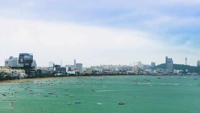 白天下雨时，芭堤雅的海岸线、海滩、海面上漂浮的船只和摩天大楼。视频素材