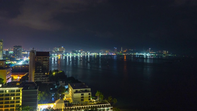 在芭堤雅的夜晚，海岸线、海滩、海上漂浮的船只和摩天大楼的全景景观。视频素材