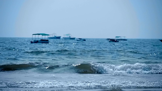 许多船在远处，海浪翻滚到海滩，印度果阿视频素材