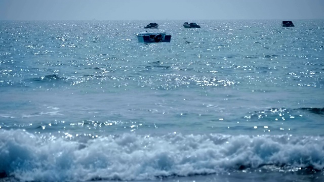 许多船在远处，海浪翻滚到海滩，印度果阿视频素材