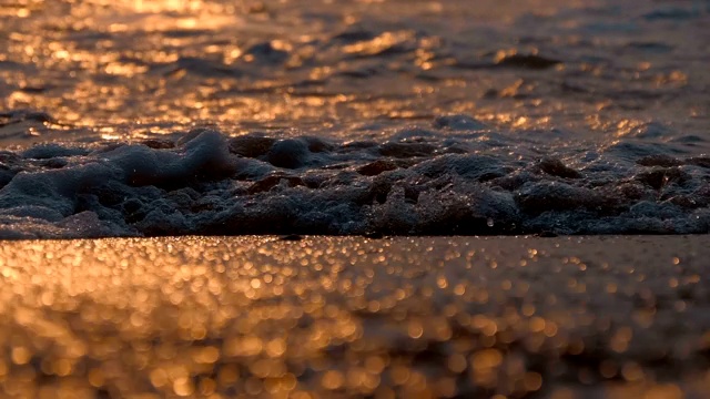 金色的夕阳从海面上反射出来视频素材