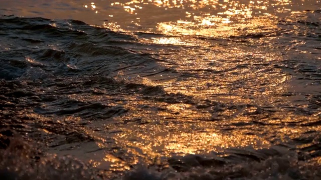 金色的夕阳从海面上反射出来视频素材