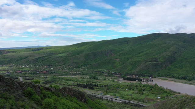 山间公路。鸟瞰图视频素材