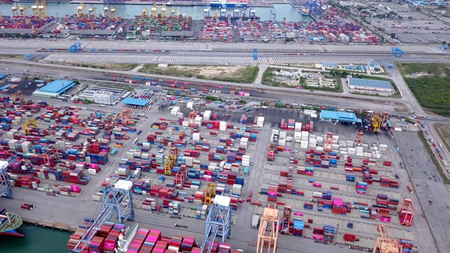 航拍俯视图集装箱货轮在城市进出口业务及物流国际货物。泰国春武里林查邦的吊车将货物运往港口视频素材