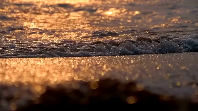 金色的夕阳从海面上反射出来视频素材