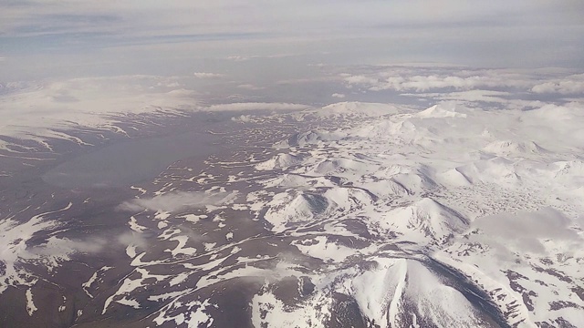 从飞机舷窗上看到的高加索雪山视频素材