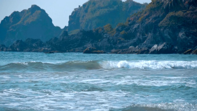 美丽的景色，蓝色的海浪翻滚到岸边视频素材