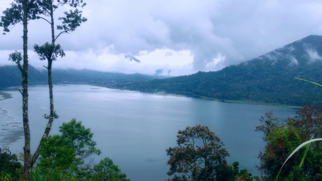 印度尼西亚巴厘岛瓦纳吉里村布延山湖的多云大气视频素材