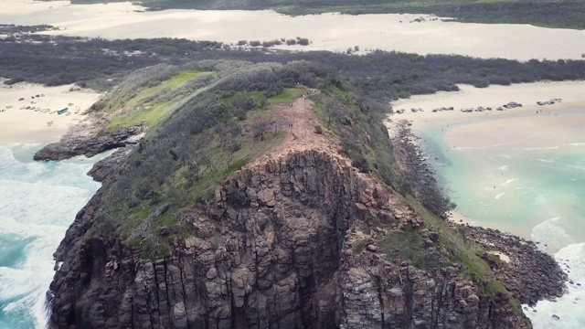 弗雷泽岛印第安岬悬崖从海上接近视频素材