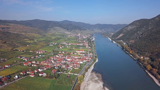 在德瓦肖镇和葡萄园的Weisenkirchen的空中全景图。瓦山谷,奥地利视频素材