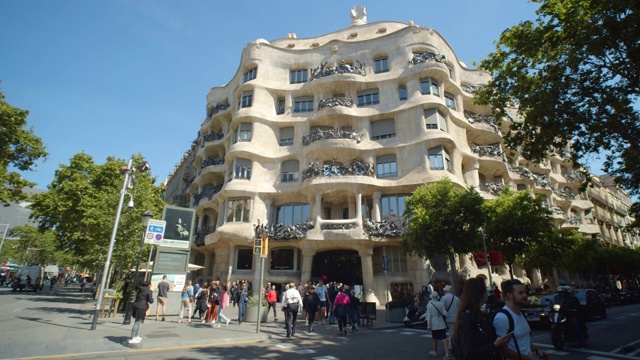 Pedrera Casa Mila稳定器拍摄。Antoni的著名建筑Gaudí在巴塞罗那，加泰罗尼亚，西班牙视频素材