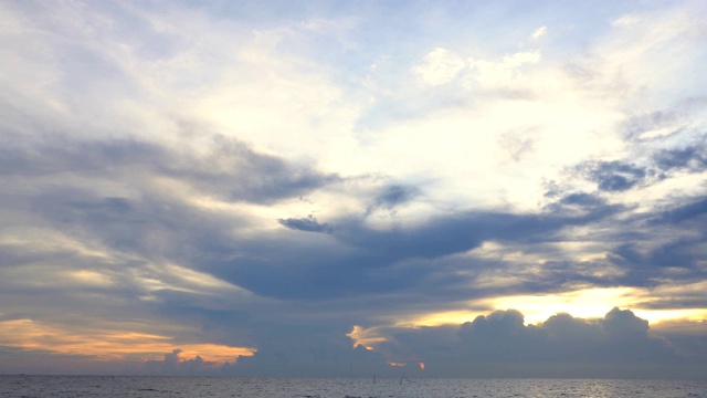 日落时海滩上的海景视频素材