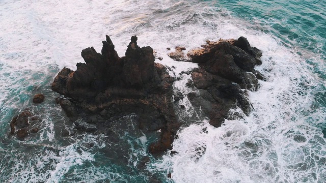 壮观的大西洋岩石鸟瞰图，与特内里费岛，北部海岸，贝尼霍海滩，西班牙视频素材