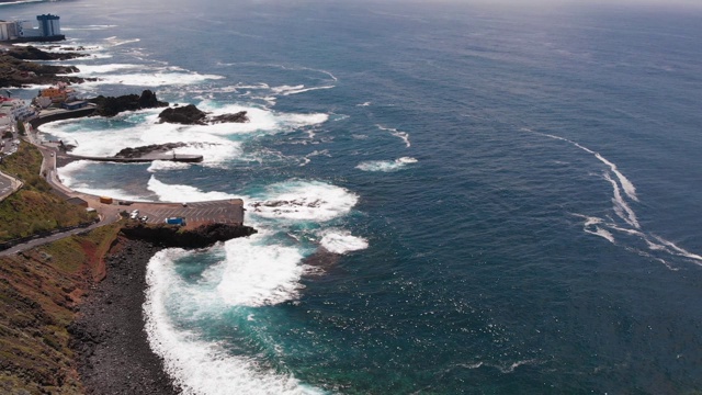 全景鸟瞰图-海岸与蓝绿色的水，岩石的观点，大西洋海岸，特内里费岛视频素材