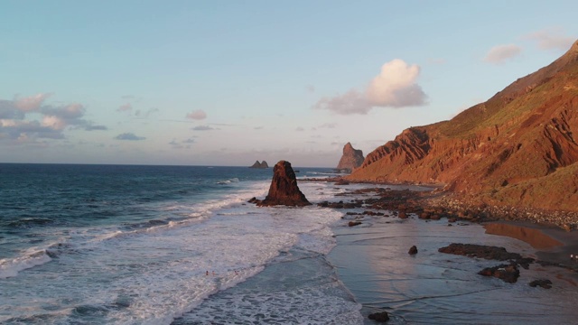 鸟瞰图。野黑火山海滩，长大西洋海岸和岩石在水中。本尼霍海滩，特内里费，加那利群岛，西班牙视频素材