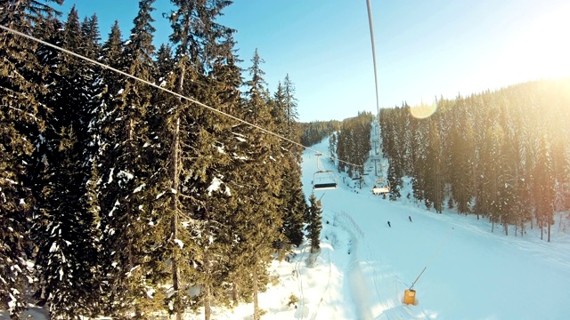 升降椅POV以雪景为背景，以日出为背景，冬季运动休闲度假，滑雪场滑雪度假，野外山地生活方式视频素材