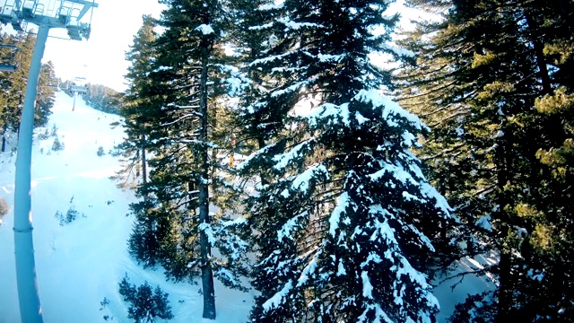 升降椅POV以雪景为背景，以日出为背景，冬季运动休闲度假，滑雪场滑雪度假，野外山地生活方式视频素材