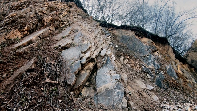 这条国家森林公路被山崩的岩石和碎石堵塞，对开车的人来说是个危险视频素材