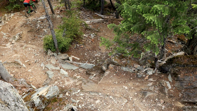 骑山地车的人沿着陡峭崎岖的斜坡下山视频素材