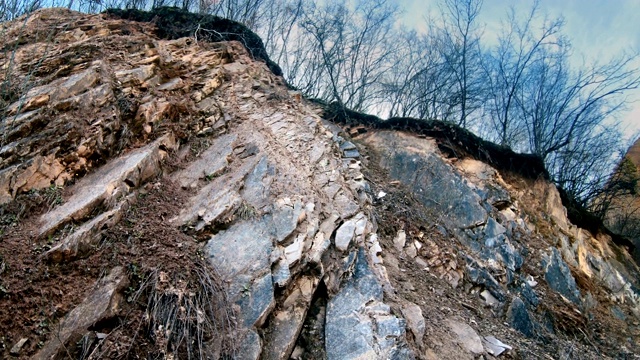 乡村公路上的岩石滑坡视频素材