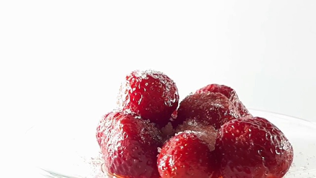 360度，把加糖的草莓放在转盘上。360°转弯。健康食品。美味的和维生素。节食和素食主义者。视频素材