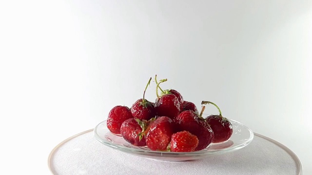 360度，在转盘上拍摄带叶子的红草莓。360°转弯。健康食品。美味的和维生素。节食和素食主义者。视频素材