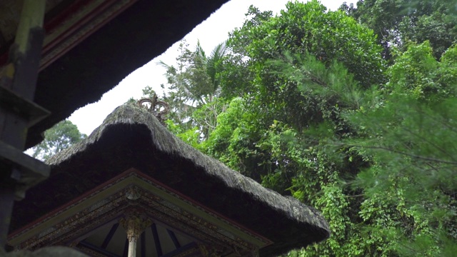 传统的巴厘岛建筑印度教寺庙上的绿色热带树木景观。印尼巴厘岛的古老传统建筑。亚洲文化。旅游的概念视频素材