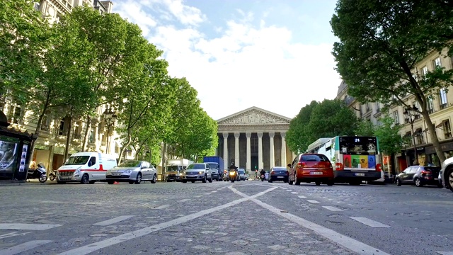 这是法国巴黎最著名的教堂之一——玛德琳教堂(Eglise de la Madeleine)。马德琳教堂以现在的形式设计，是为了纪念拿破仑军队的荣耀视频素材